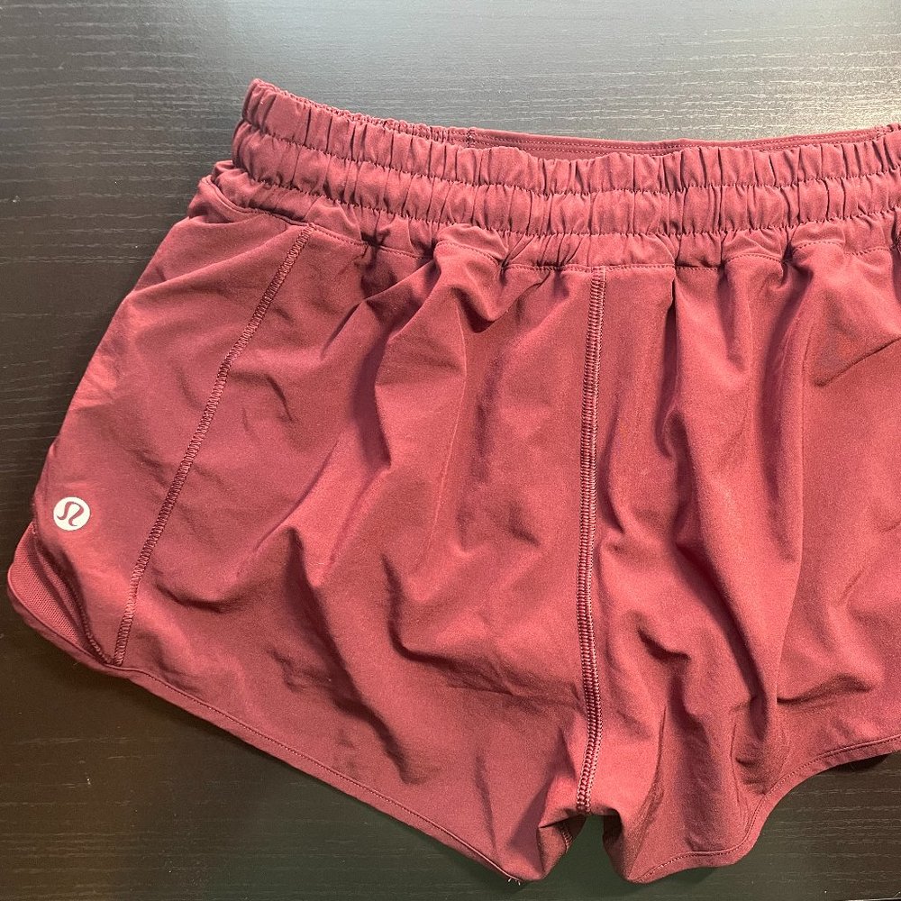 Lululemon Size 8 Hotty Hot 2.5" Short - Picture 2 of 3
